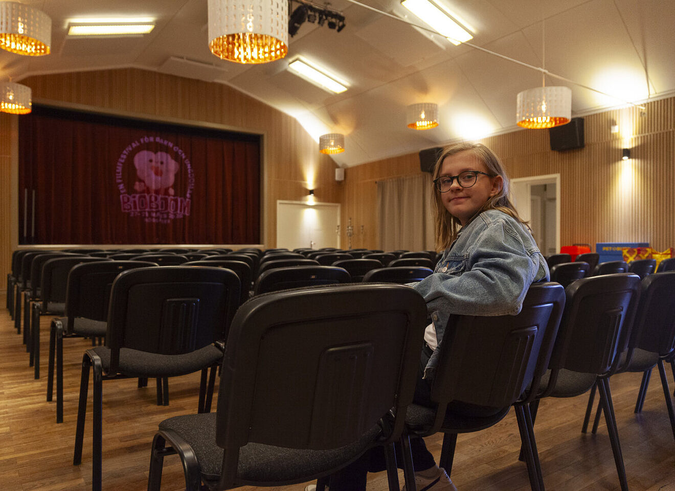 Ella Ringblom i bygdegårdens biosalong.